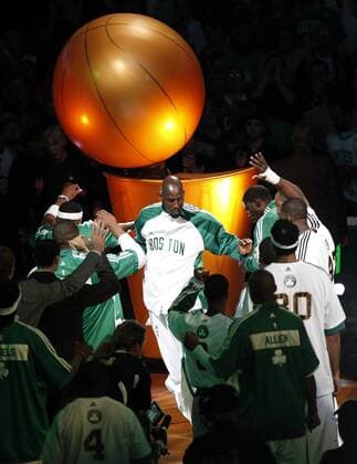 Game 3 NBA Finals Boston Celtics (white) vs. Los Angeles Lakers (blue LA L.A.) 84:91 KEVIN GARNETT BOSTON CELTICS  08062010KSK188 o0 Einmarsch, einlaufen, auflaufen