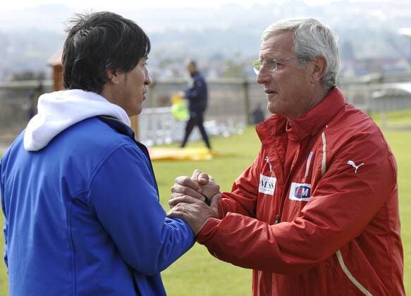 Ivan Zamorano (Chile, li.) begrüßt Nationaltrainer Marcello Lippi (Italien) - Training Italien in Johannesburg - giorgioxperottino o0 Trainer
