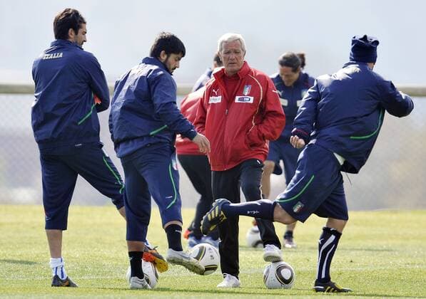 v.li.: Gianluigi Buffon, Gennaro Gattuso, Nationaltrainer Marcello Lippi und Daniele De Rossi - Training Italien in Johannesburg - giorgioxperottino o0 Trainer