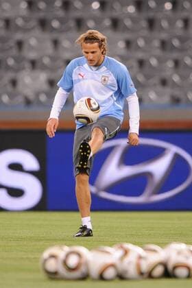 FUSSBALL WM 2010 10.06.2010 Abschlusstraining Uruguay: Diego Forlan (Uruguay) am Ball