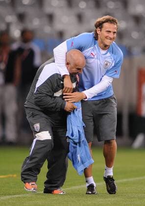 FUSSBALL WM 2010 10.06.2010 Abschlusstraining Uruguay: Diego Forlan (Uruguay, re.) scherzt beim Training mit einem Betreuer. o0 Freude
