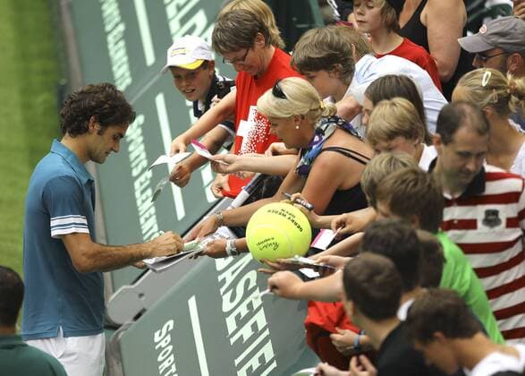 Roger FEDERER (SUI) schreibt Autogramme o0 Fan, Publikum Autogramm, Autogrammjäger