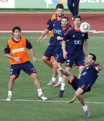 Spain s Joan Capdevila, Gerard Pique, Juan Mata, Xabi Alonso and Sergio Busquets (L-R) during training session.June 10, 2010.  (20100610852)