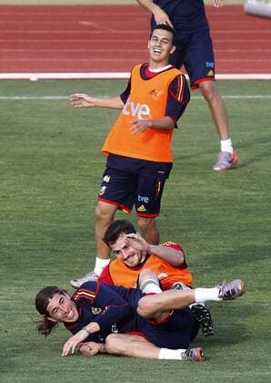 Spain s Iker Casillas (R), Sergio Ramos (L) and Pedro Rodriguez Pedrito during training session.June 10, 2010.  (20100610854)
