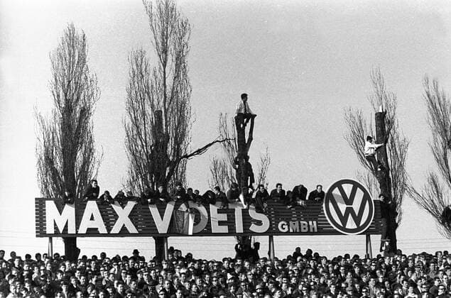 Fußball, Stadiongeschichte Eintracht Braunschweig Braunschweiger Fans u.a. auch auf einer Max Voets GmbH und VW Werbetafel Fußball 1. BL Herren Saison 1966 1967, Eintracht Braunschweig - FC Bayern München 5:2 Totale Braunschweig