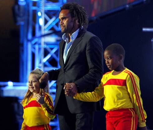 FUSSBALL - FIFA WM 2010, Vorberichte JOHANNESBURG,10.JUN.10 - FUSSBALL - FIFA Weltmeisterschaft 2010, Vorberichte, Kick Off Konzert, Eröffnungskonzert. Bild zeigt Christian Karembeu (FRA) und Kinder.  o0 Soweto Johannesburg