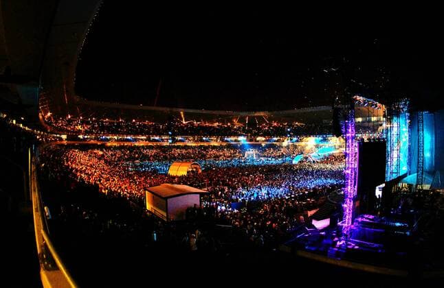 FUSSBALL - FIFA WM 2010, Vorberichte JOHANNESBURG,10.JUN.10 - FUSSBALL - FIFA Weltmeisterschaft 2010, Vorberichte, Kick Off Konzert, Eröffnungskonzert. Bild zeigt das Orlando Stadium.  o0 Soweto Johannesburg Fan, Publikum nachts, abends, Abend Nacht South Africa RSA