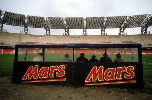 Trainerbank mit Mars Werbung im Stadion San Paolo in Neapel, Austragungsort der WM 1990 - DEUTSCHSPRACHIGE SPORTZEITSCHRIFTEN UND -ZEITUNGEN NUR NACH RÜCKSPRACHE Fußball WM Herren Vorschau 1989 WM 1990 Totale Stadion San Paolo Neapel