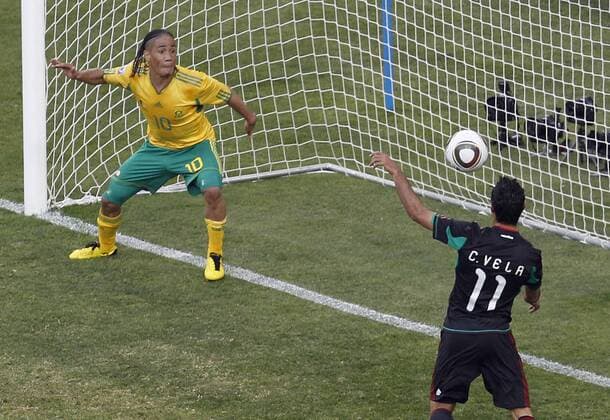 Carlos Vela (re.) erzielt ein später annuliertes Tor gegen Steven Pienaar - Südafrika (gelb) vs. Mexiko (schwarz) - x(136)xLaxImagemx xx xFotoarenax  (822)