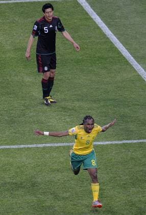 Siphiwe Tshabalala (Südafrika) jubelt, hi. Ricardo Osorio (Mexiko) giorgioxperottino o0 Jubel Freude Freud und Leid