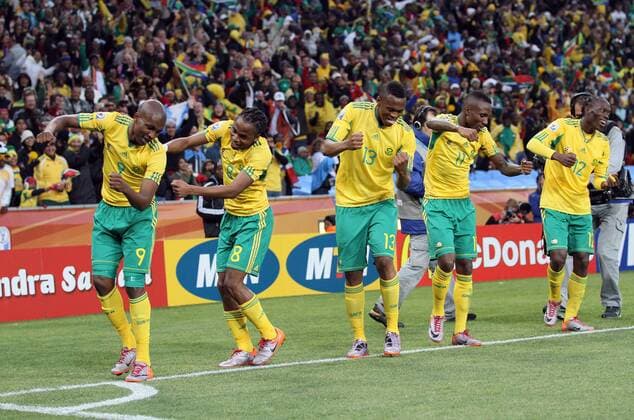 South Africa celebrates scoring the first goal, (L-R) Katlego Mphela, Siphiwe Tshabalala, Kagisho Dikgacoi Teko Modise and Reneilwe Letsholonyane EDITORIAL USE ONLY. No use with unauthorised audio, video, data, fixture lists, club league logos or live services. Online in-match use limited to 120 images, no video emulation. No use in betting, games or single club league player publications. o0 Jubel Freude Tanz tanzen Freude Lebensfreude kurios Komik Glück o0 Tanz