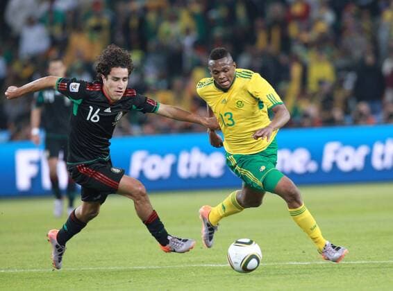 Fussball, FIFA World Cup 2020, FIFA Weltmeisterschaften 2010, Südafrika (South Africa, gelb) vs Mexiko, 11.06.2010, v.li. Efrain Juarez, Kagisho DIKGACOI