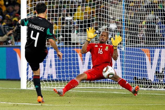 FUSSBALL WM 2010 VORRUNDE Gruppe A 11.06.2010 Südafrika (South Africa) vs Mexiko - Tor zum 1-1 Ausgleich; Rafael MARQUEZ (li, Mexiko) gegen Torwart Itumeleng KHUNE (Südafrika) 