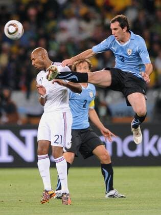 FUSSBALL WM 2010 VORRUNDE Gruppe A 11.06.2010 Uruguay (blau) - Frankreich: Diego Godin (re.,Uruguay) gegen Nicolas Anelka (Frankreich)
