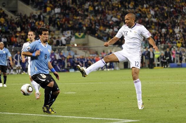 Torchance von Thierry HENRY (FRA) gegen Mauricio VICTORINO (Uruguay) . - Uruguay vs Frankreich (weiß). Vorrunde,Gruppe A, Fifa World Cup 2010