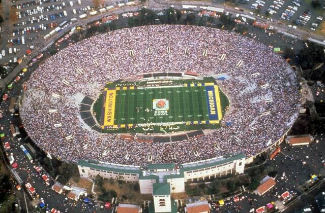 American Football Spiel zwischen Michigan und Washington im Rose Bowl Stadium in Los Angeles, Austragungsort der Fußball WM 1994 Fußball WM Herren Vorschau WM 1994 Totale Aufnahmedatum geschätzt Los Angeles, LA, L.A.