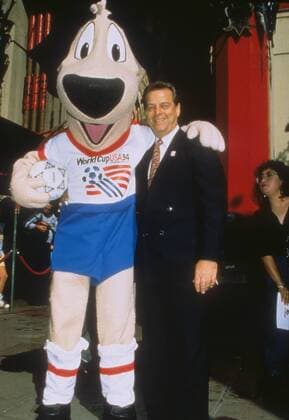Alan Rothenberg (USA OK Präsident WM 1994) mit Striker, Maskottchen der WM 1994 Fußball WM Herren MM 1994 Einzelbild Aufnahmedatum geschätzt Freude,