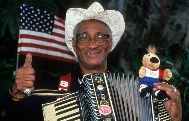 US amerikanischer Akkordeon Spieler mit Striker, Maskottchen der WM 1994 Fußball WM Herren WM 1994 Einzelbild Aufnahmedatum geschätzt Freude,