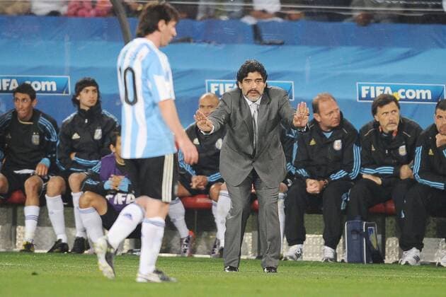 Argentinien (blau) vs. Nigeria (grün) - Nationaltrainer Diego Armando MARADONA (stehend) und Lionel MESSI (vorn)  NLegouicFEP o0 kurios Komik Enttäuschung Trainer