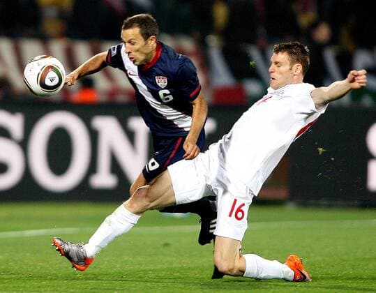 FUSSBALL - FIFA WM 2010, ENG vs USA RUSTENBURG, FIFA Weltmeisterschaft 2010, Laenderspiel, England vs USA. Bild zeigt Steven Cherundolo (USA, L) und James Milner (England). 