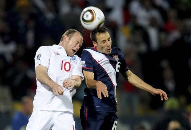 Steven Cherundolo (USA, R) against Wayne Rooney - England - USA 1:1 - World Cup 2010 - giorgioxperottino