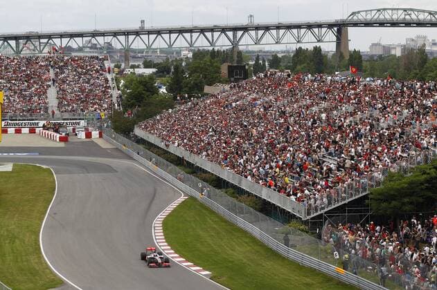 Motorsports Formula 1: World Championship 2010, GP of Canada, 01 Jenson Button (GBR, Vodafone McLaren Mercedes) auf dem Circuit Gilles Villeneuve in Montreal xHOCHxZWEIx o0 Zuschauer Tribüne Objekte
