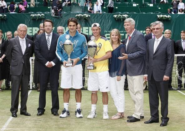 Gerry Weber Open 2010, Finale in Halle Westfalen - Siegerehrung,Praesentation, L-R - Gerhard Weber (GER), Turnierdirektor Ralf Weber (GER), Finalist Roger Federer (SUI), Sieger Lleyton Hewitt (Australien), Katja Wolf, Vater NRW Innenminister Dr.Ingo Wolf (beide GER) und Udo Hardieck (GER)