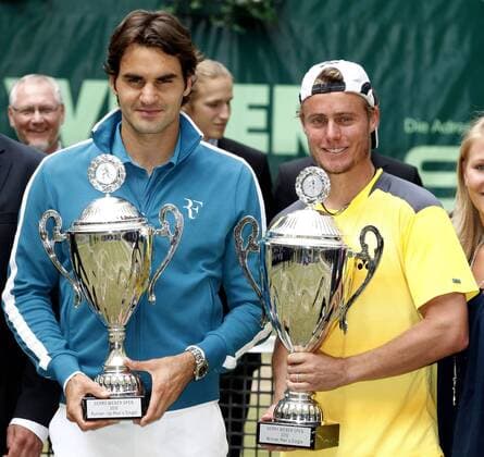 Gerry Weber Open 2010, Finale in Halle Westfalen, Siegerehrung - Sieger Lleyton Hewitt (Australien, R) und Finalist Roger Federer (SUI) mit Pokal