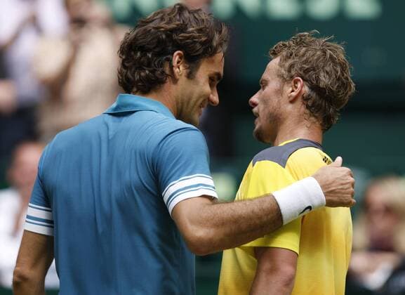 Gerry Weber Open 2010, Finale in Halle Westfalen - L-R - Finalist Roger Federer (SUI) gratuliert dem Sieger Lleyton Hewitt (Australien)
