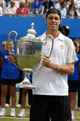 Sam Querrey of USA - Sieger Queens Club 2010 --  o0 Objekte Pokal Trophäe Freude