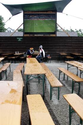 13.06.2010; wetterbedingt spärlich besuchtes Public Viewing der FIFA Fußball Weltmeisterschaft im Biergarten Großer Hirschgarten in München o0 Live Übertragung, Fußballübertragung, Liveübertragung Totale Leinwand, Bildschirm, Großleinwand