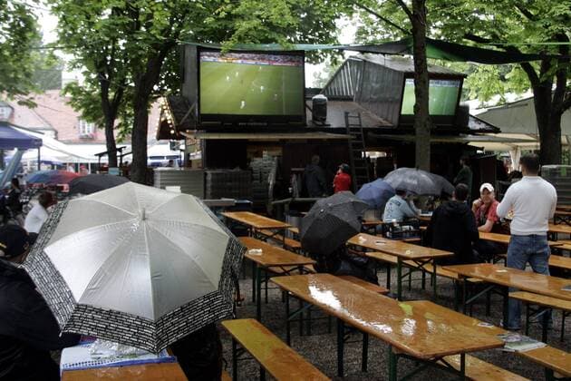 13.06.2010; wetterbedingt spärlich besuchtes Public Viewing der FIFA Fußball Weltmeisterschaft im Biergarten Großer Hirschgarten in München o0 Live Übertragung, Fußballübertragung, Liveübertragung Totale Leinwand, Bildschirm, Großleinwand