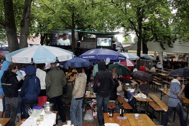 13.06.2010; wetterbedingt spärlich besuchtes Public Viewing der FIFA Fußball Weltmeisterschaft im Biergarten Großer Hirschgarten in München o0 Live Übertragung, Fußballübertragung, Liveübertragung Totale Leinwand, Bildschirm, Großleinwand
