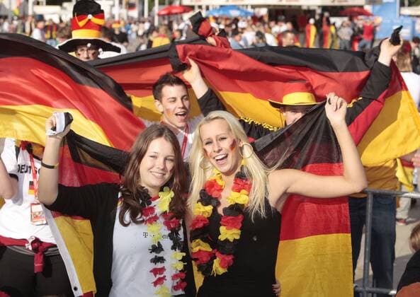 Deutsche Fans beim FIFA Fanfest in Berlin Fußball WM Herren WM 2010, Fanfest Aufmacher premiumd xint Gruppe Berlin