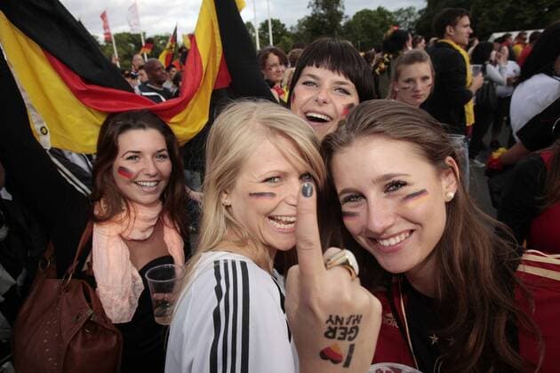 Fans aus Deutschland gut gelaunt beim Fanfest in Berlin Fußball WM Herren WM 2010, Fanfest, Party, Public Viewing, Gruppe Berlin Begeisterung, Freude,