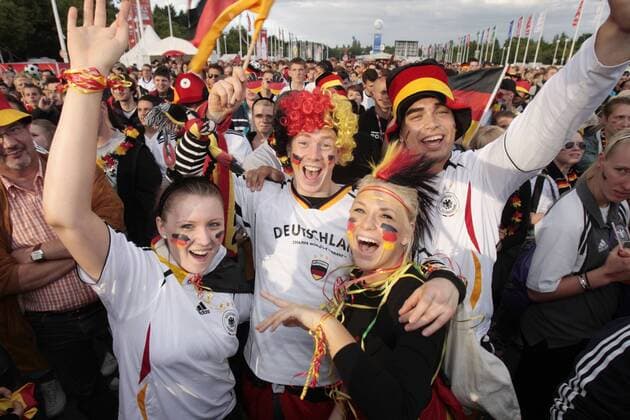 Fans aus Deutschland gut gelaunt beim Fanfest in Berlin Fußball WM Herren WM 2010, Fanfest, Party, Public Viewing, Gruppe Berlin Begeisterung, Freude,