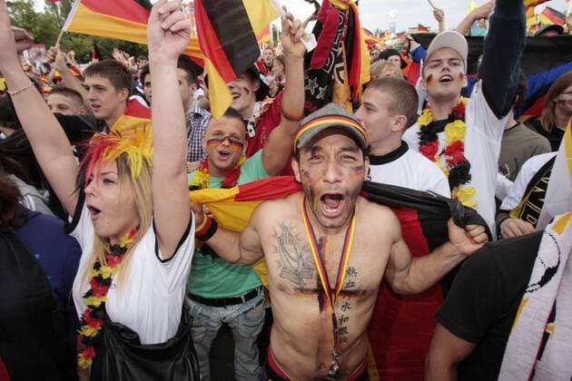 Fans aus Deutschland gut gelaunt beim Fanfest in Berlin Fußball WM Herren WM 2010, Fanfest, Party, Public Viewing, Gruppe Berlin Begeisterung, Freude,