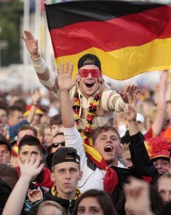 Fans aus Deutschland auf dem Fanfest in Berlin Fußball WM Herren WM 2010, Fanfest, Party, Public Viewing, Gruppe Berlin Begeisterung, Freude,