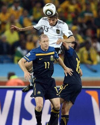 Deutschland - Australien Thomas MUELLER (Deutschland) im Kopfballduell mit Scott CHIPPERFIELD (li) und Richard GARCIA (re, beide Australien)