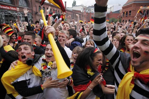 Fans aus Deutschland auf dem Fanfest in Berlin Fußball WM Herren WM 2010, Fanfest, Party, Public Viewing, Live Übertragung, Fußballübertragung, Liveübertragun Totale Berlin