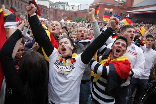 Fans aus Deutschland auf dem Fanfest in Berlin Fußball WM Herren WM 2010, Fanfest, Party, Public Viewing, Live Übertragung, Fußballübertragung, Liveübertragun Totale Berlin