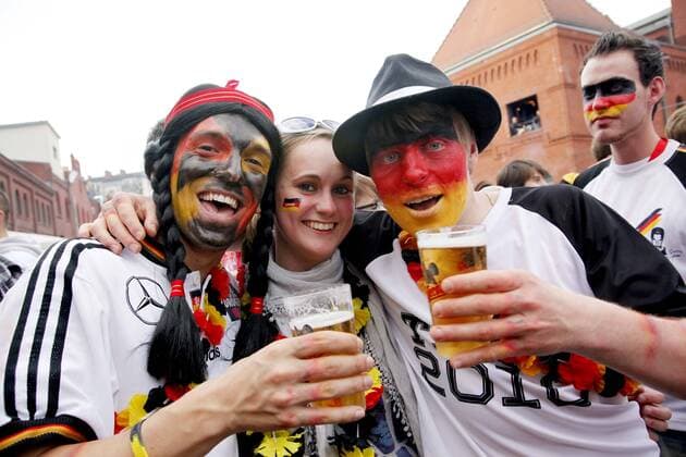 Fans aus Deutschland auf dem Fanfest in Berlin Fußball WM Herren WM 2010, Fanfest, Party, Public Viewing, Live Übertragung, Fußballübertragung, Liveübertragun Totale Berlin