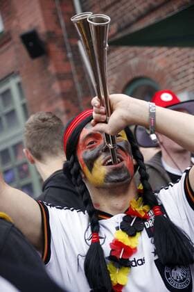 Fan aus Deutschland auf dem Fanfest in Berlin Fußball WM Herren WM 2010, Fanfest, Party, Public Viewing, Live Übertragung, Fußballübertragung, Liveübertragun Einzelbild Berlin