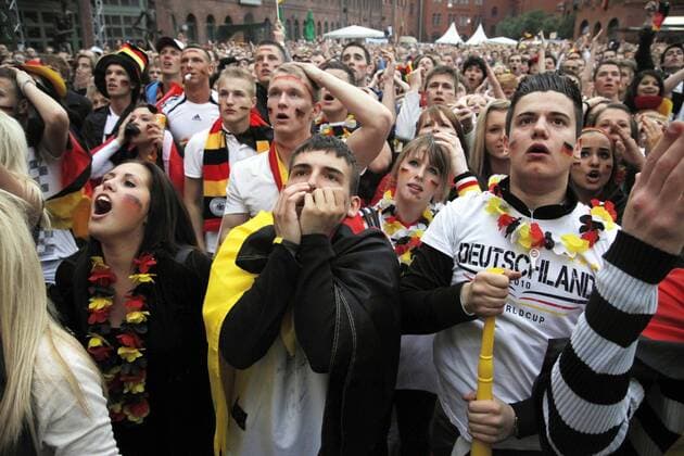 Fans aus Deutschland auf dem Fanfest in Berlin Fußball WM Herren WM 2010, Fanfest, Party, Public Viewing, Live Übertragung, Fußballübertragung, Liveübertragun Totale Berlin