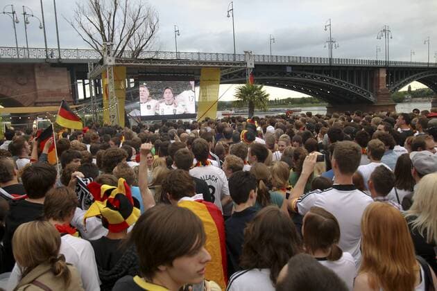 Mainz Rheinstrand 13.06.2010 Fußball-WM Public Viewing Deutschland (im Hintergrund die Theodor-Heuss-Brücke) o0 Totale