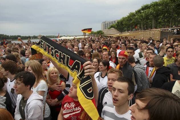 Mainz Rheinstrand 13.06.2010 Fußball-WM Public Viewing Deutschland o0 Totale
