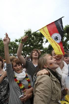 Mainz Rheinstrand 13.06.2010 Fußball-WM Public Viewing Fans singen beseelt, Zigaretten in der Hand o0 Freude Fahne, Landesfahne Objekte