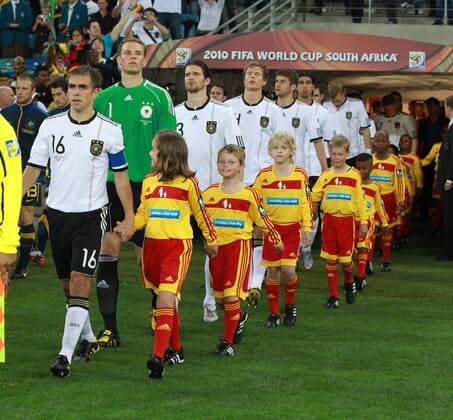 FIFA Weltmeisterschaften 2010, Vorrunde, Gruppe D, Deutschland vs. Australien ,13.06.2010, SMC Moses Mabidha Stadium, Durban - v.li.: Philipp Lahm, Manuel Neuer, Arne Friedrich, Holger Badstuber, Thomas Müller, Sami Khedira (GER)