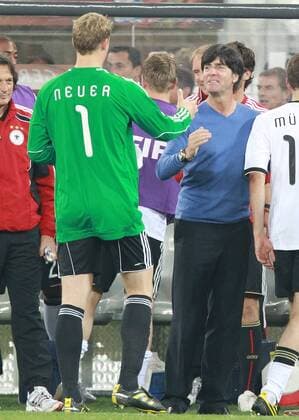 FIFA Weltmeisterschaften 2010, Vorrunde, Gruppe D, Deutschland vs. Australien ,13.06.2010, SMC Moses Mabidha Stadium, Durban - Manuel Neuer (L) und Bundestrainer Joachim Löw (GER)