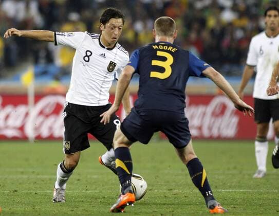 FIFA Weltmeisterschaft 2010 - Durban 13.06.2010 Deutschland (GER) - Australien (AUS) 4:0 - Mesut ÖZIL (Deutschland, No.08, L) und Craig MOORE (Australien, No.03)